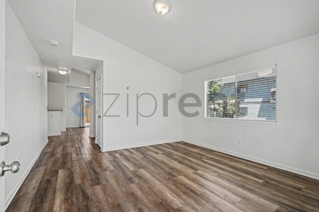 Foto del edificio - Unit D