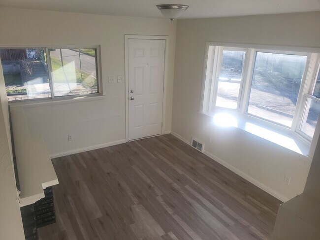 Foto del edificio - Newly Renovated 2 Bed, 1 Bath Home in Hazelwood - Available Immediately!