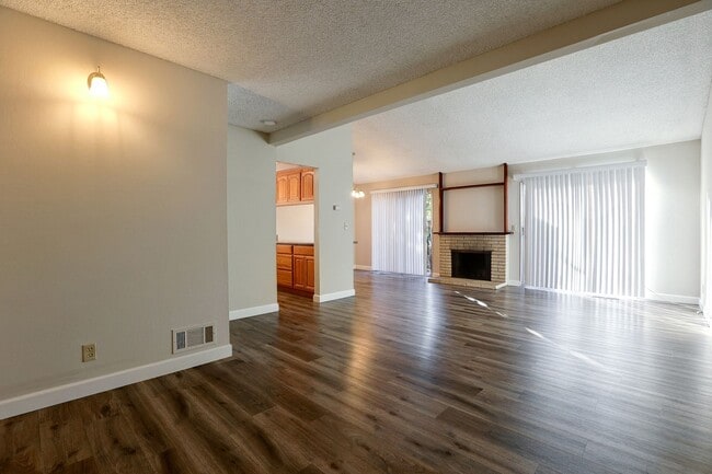 Building Photo - End Unit 2 Bed, 2 Bath Townhouse with Atta...