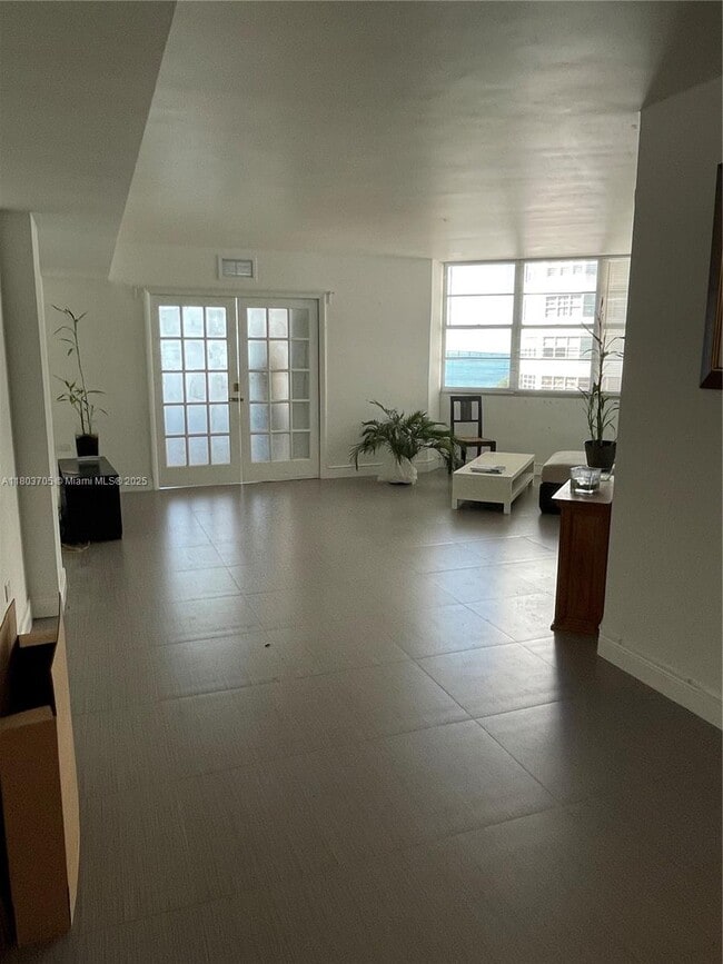 Building Photo - 801 Brickell Bay Dr