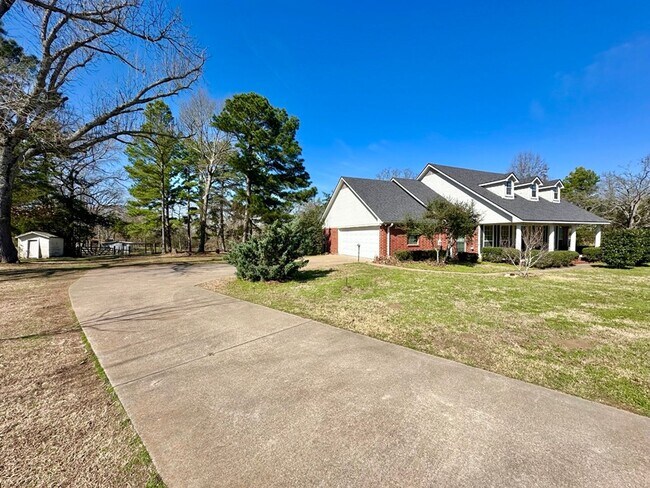 Foto del edificio - Almost Ready! 3/2/2 On 1 Acre in Brownsboro!