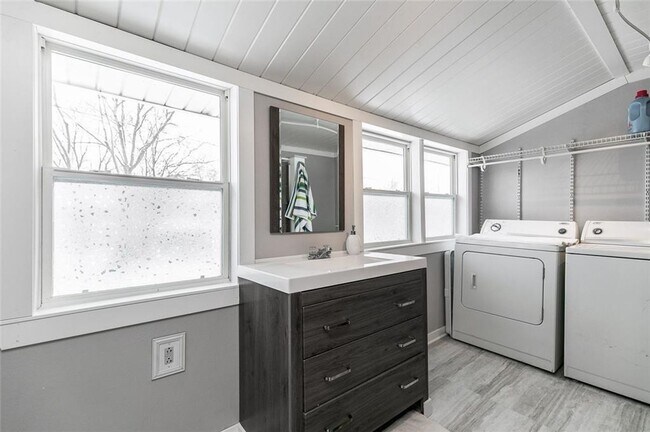 Building Photo - Updated SW Side 2 bed/1.5 Bath