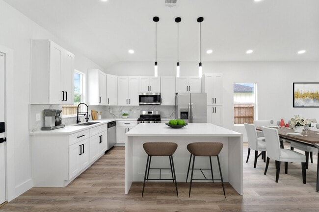 Building Photo - 821 Empire St