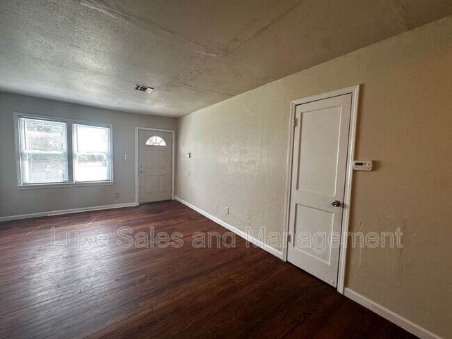 Foto del edificio - 209 W Jacobs Dr