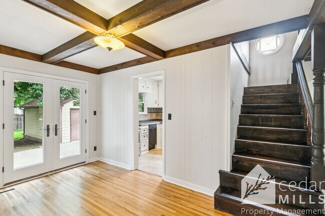 Building Photo - Updated 2 Bedroom Home with Additional Ups...