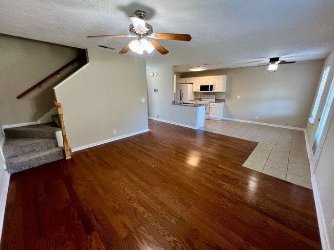 Building Photo - 3BR 2BA *Fully Fenced Yard* Plus Garage in...