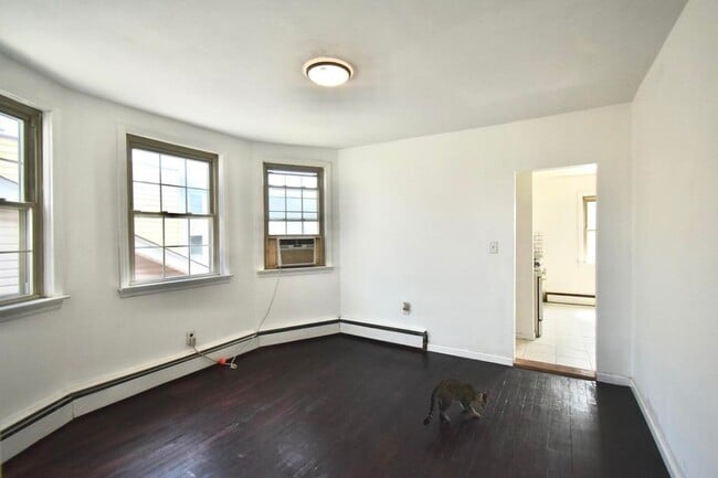 Building Photo - 196 W 52nd St