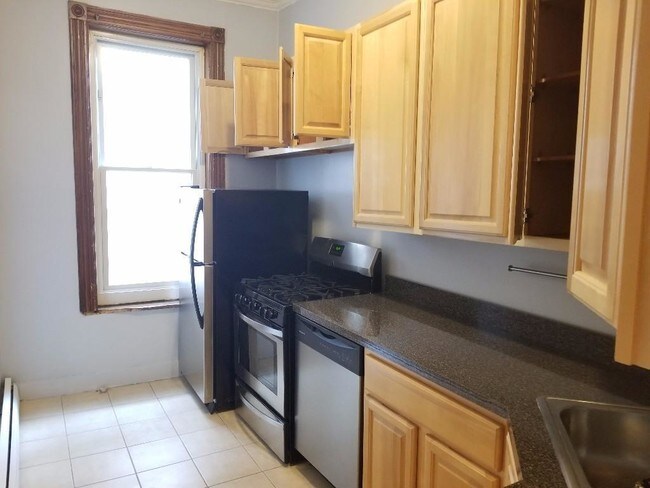 Building Photo - 347 6th Ave