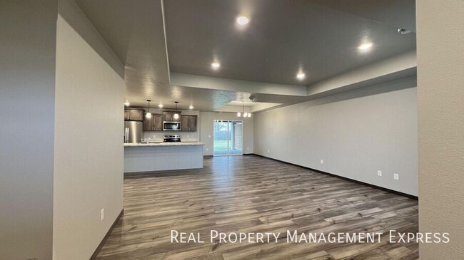 Building Photo - Modern 3-Bedroom Home with Convenience & S...