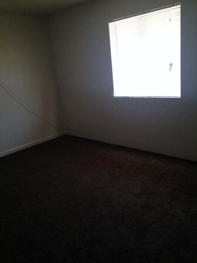 Building Photo - Spacious Triplex