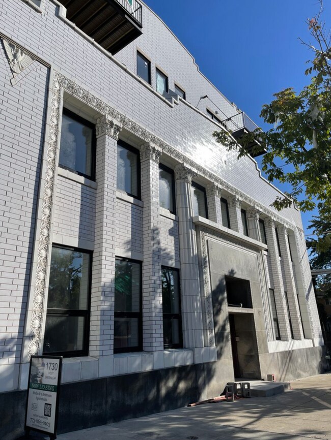 Foto del edificio - 1730 W Greenleaf Ave