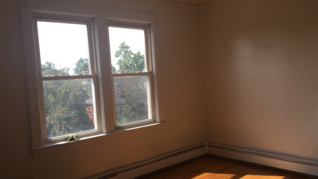 Building Photo - 14 Standish St