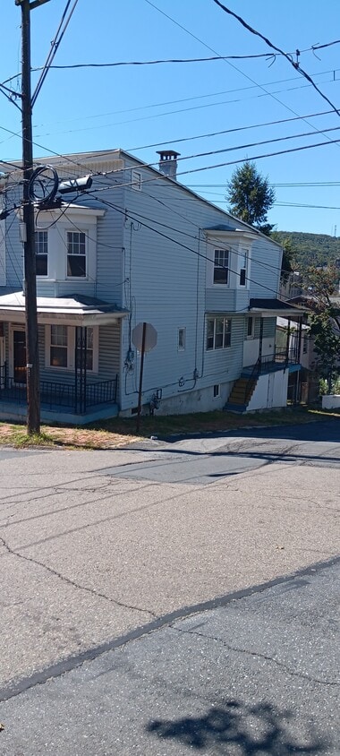 Primary Photo - 219 N George St