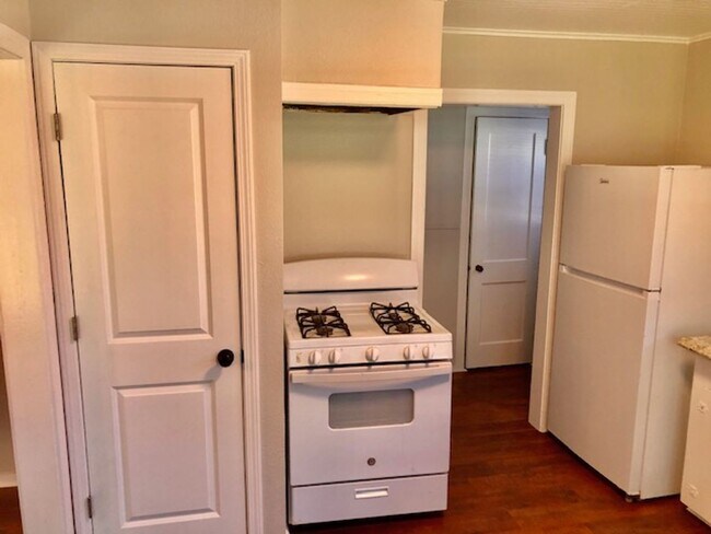 Foto del edificio - $500 OFF MOVE IN SPECIAL-DESIRABLE BENTON-...