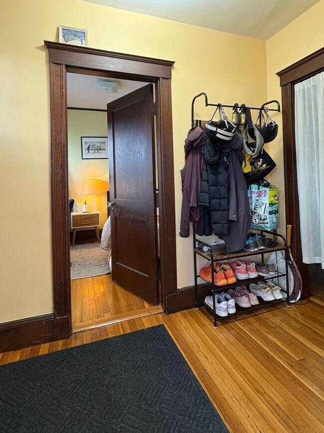 Foto del edificio - Nicely Remodeled Unit in Mission Hill, In-Unit Washer and Dryer, Eat-in Kitchen, Parking for Rent