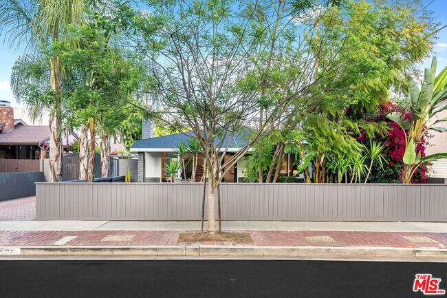 Building Photo - 536 S Mariposa St