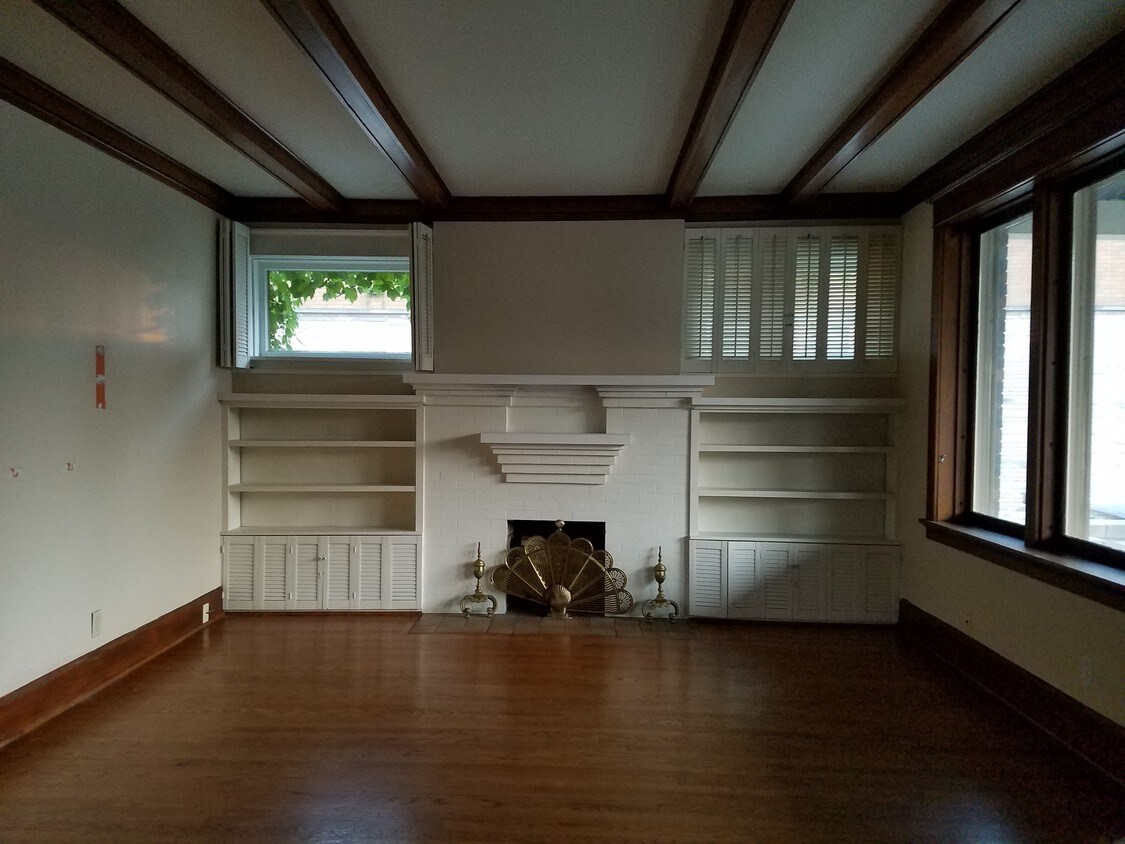 Living room - 116 N Court St