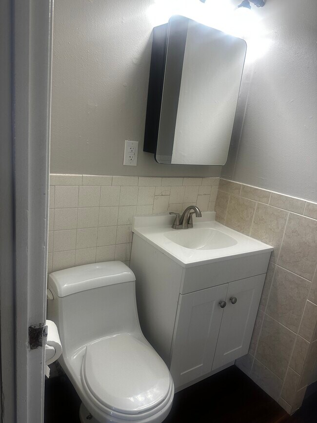 Building Photo - 72 Humbert St
