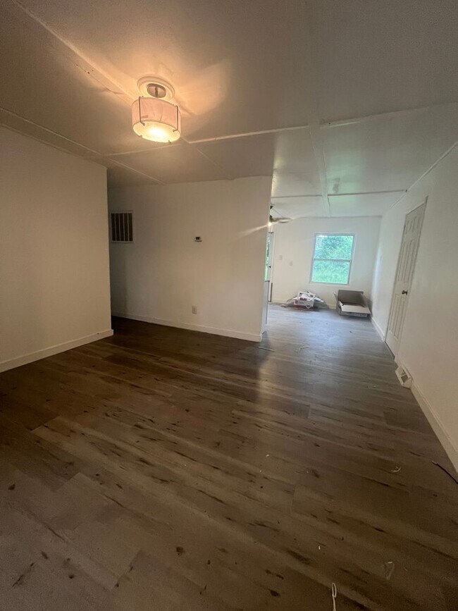 Building Photo - 4 bedroom Section 8 Approved Home