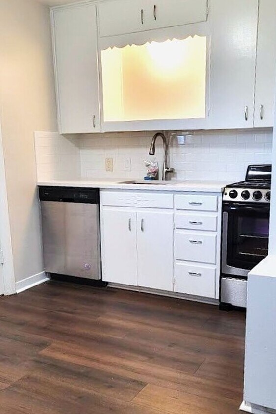 Foto principal - Cozy 1 Bed/1 Bath Apartment in Quiet Compl...
