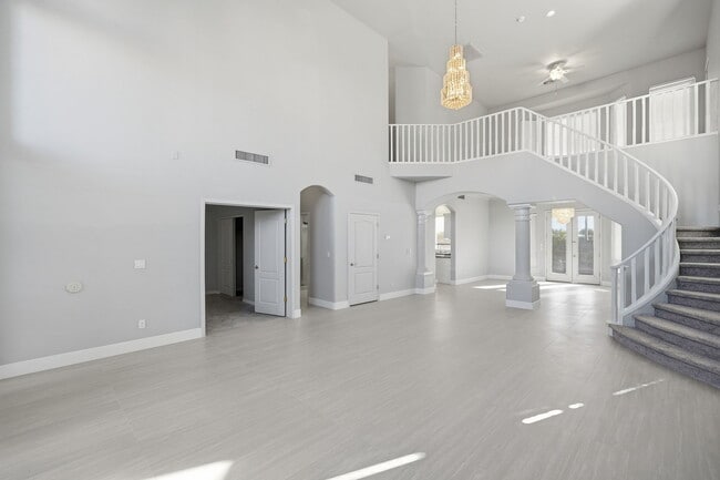 Building Photo - 1425 W Commerce Ave