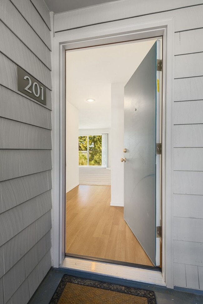 Building Photo - 2 Bed, 1 Bath Condo with Easy Access to I-405