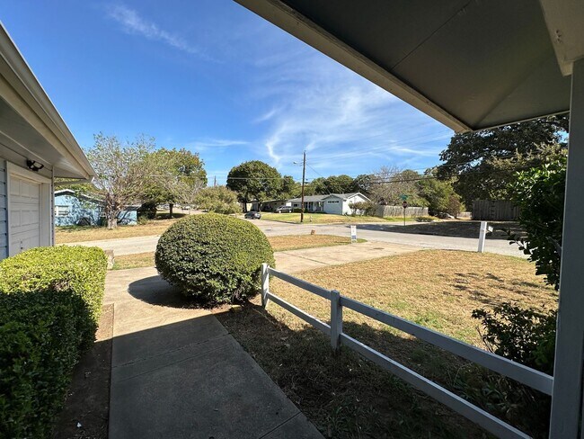 Foto del edificio - Charming home with large backyard!