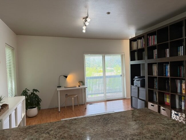 Building Photo - Amazing 3 bd Condo in Fircrest