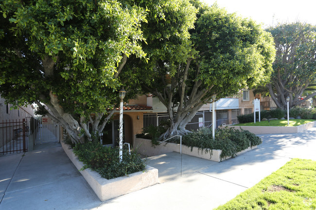 Entrada - Studio Palms Apartments