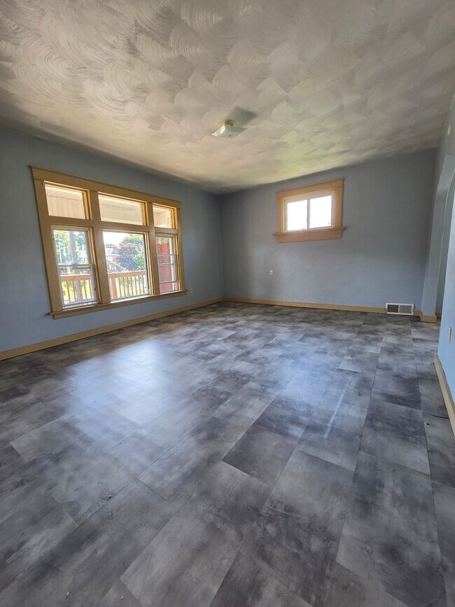 Foto del edificio - Upper 2 bedroom unit east side