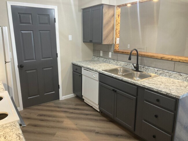 Foto del edificio - Renovated 2 Bedroom Apartment
