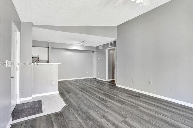 Foto del edificio - 4820 N State Rd 7