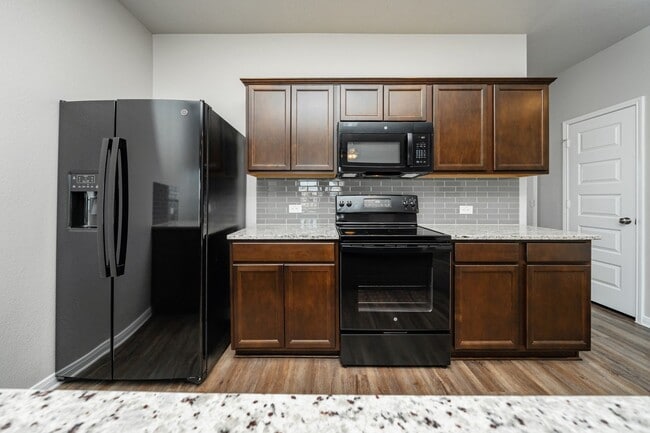 Building Photo - Bright & Cozy Townhome