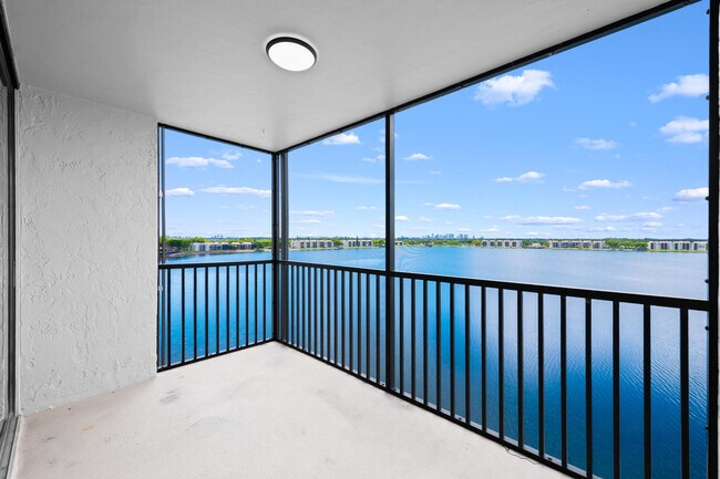 Foto del edificio - 105 Lake Emerald Dr
