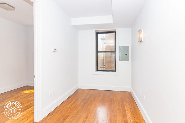 Building Photo - 1635 Putnam Ave