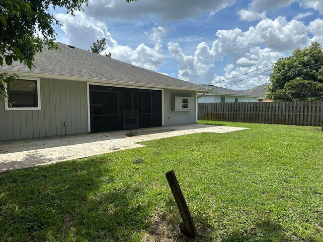Foto del edificio - 1045 SW Bay State Rd
