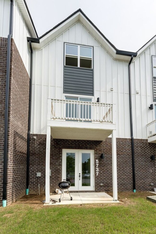 Building Photo - 5737 Sofias Cir