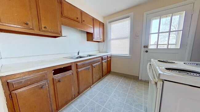 Building Photo - 889 Tioga St