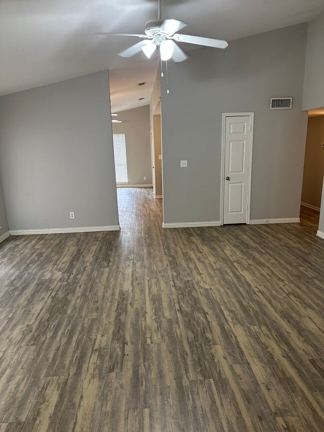 Building Photo - Roomy 3/2 in a grey neighborhood. Close to great schools and restaurants. Fenced backyard and cov...