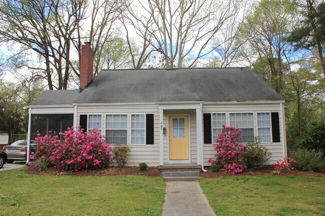 Building Photo - Fenced in 4 bedroom home for 4 or 3 people!