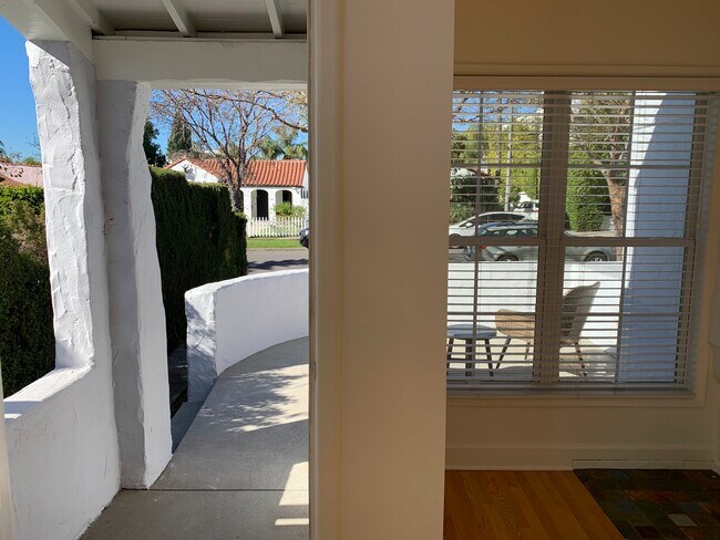 Vista de Kilkea desde el salón. - 848 N Kilkea Dr