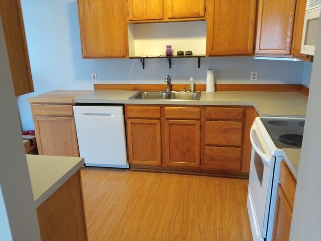 Large Kitchen - 4400 Manhattan W