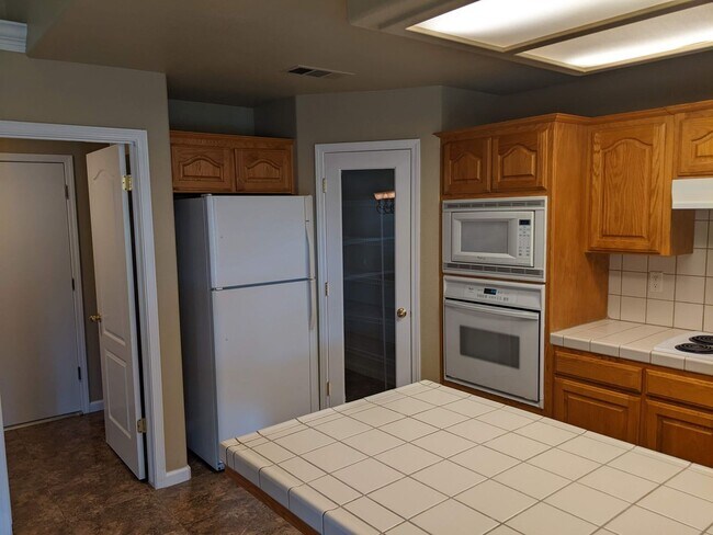 Foto del edificio - Wonderful home close to Clovis North and Copper River offering a large backyard, updated fixtures...