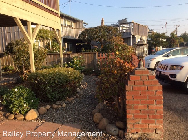 Building Photo - 722 Seacliff Dr