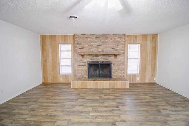 Building Photo - Spacious Renovated Home