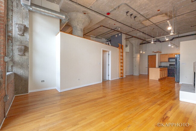 Building Photo - 2001 S Calumet Ave