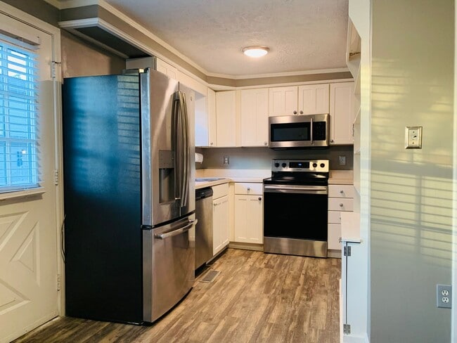 Building Photo - Downtown Condo with Water Views! 2BR/1.5BA...