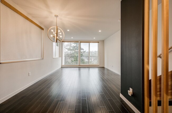 Building Photo - Gorgeous 3Bed/2.5 Bath Townhome in Queen A...