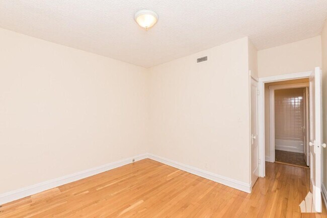 Foto del edificio - 1 bedroom in Chicago IL 60657