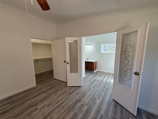 Building Photo - 10621 Parker Dr